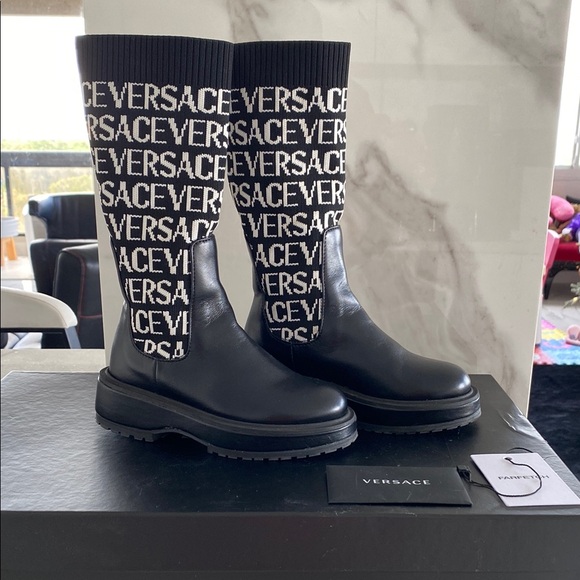Versace Kids
logo-print knee-high boots - Picture 2 of 9
